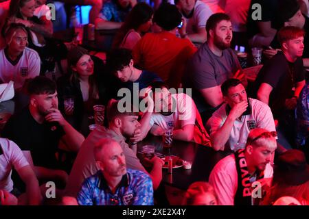 Tifosi inglesi al BOXPark di Liverpool, che guardano la partita UEFA Euro 2024 del gruppo C tra Inghilterra e Slovenia. Data foto: Martedì 25 giugno 2024. Foto Stock