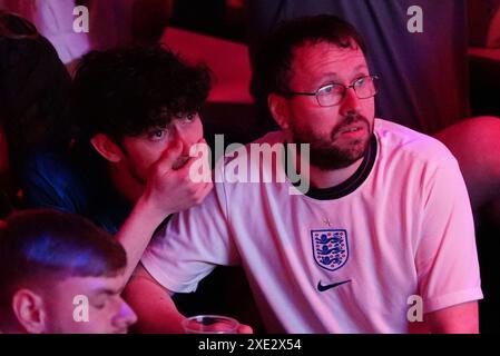 Tifosi inglesi al BOXPark di Liverpool, che guardano la partita UEFA Euro 2024 del gruppo C tra Inghilterra e Slovenia. Data foto: Martedì 25 giugno 2024. Foto Stock