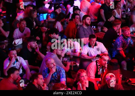Tifosi inglesi al BOXPark di Liverpool, che guardano la partita UEFA Euro 2024 del gruppo C tra Inghilterra e Slovenia. Data foto: Martedì 25 giugno 2024. Foto Stock