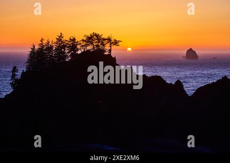 Tramonto sulla costa rocciosa con Sea Stack dal punto di vista della scogliera Foto Stock