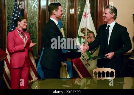 20 febbraio 2024, Sacramento, California, Stati Uniti: Il governatore della California GAVIN NEWSOM (R) e JOHAN FORSSELL, ministro svedese della cooperazione internazionale allo sviluppo e del commercio estero (C) stringono la mano dopo aver firmato un rinnovato partenariato climatico tra California e Svezia come The Royal Highness la PRINCIPESSA VITTORIA DI SVEZIA, la duchessa di Vastergotland (L) applaude alla Stanford Mansion di Sacramento. (Credit Image: © Renee C. Byer/ZUMA Press Wire) SOLO PER USO EDITORIALE! Non per USO commerciale! Foto Stock