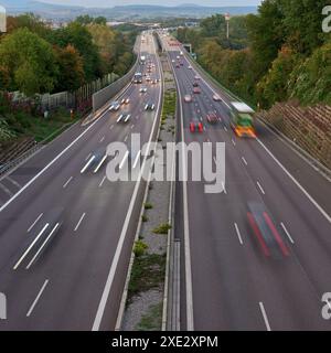 Luci notturne dai fari delle auto sulla rotatoria della città notturna. Tracce di fari sulla strada di notte, esposizione prolungata. Drone ae Foto Stock