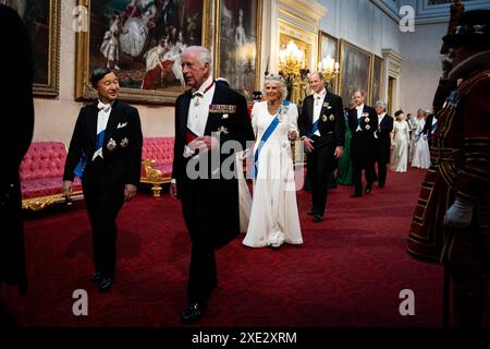 Re Carlo III, l'imperatore Naruhito e la regina Camilla si dirigono lungo la East Gallery per assistere al banchetto di Stato per l'imperatore Naruhito e sua moglie l'imperatrice Masako del Giappone a Buckingham Palace, Londra, come parte della loro visita di stato nel Regno Unito. Data foto: Martedì 25 giugno 2024. Foto Stock