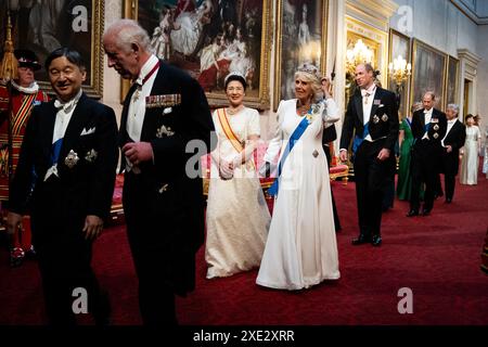 Re Carlo III, l'imperatore Naruhito, l'imperatrice Masako e la regina Camilla si dirigono lungo la East Gallery per assistere al banchetto di Stato per l'imperatore Naruhito e sua moglie l'imperatrice Masako del Giappone a Buckingham Palace, Londra, come parte della loro visita di stato nel Regno Unito. Data foto: Martedì 25 giugno 2024. Foto Stock