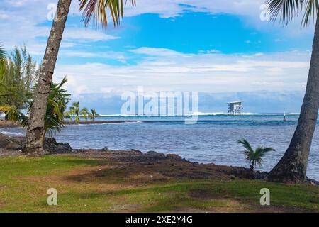 Teahupoo, Tahiti, Polinesia francese - 7 giugno 2024 - la torre dei giudici per l'evento olimpico di surf 2024 dal parco fronte spiaggia. Foto Stock