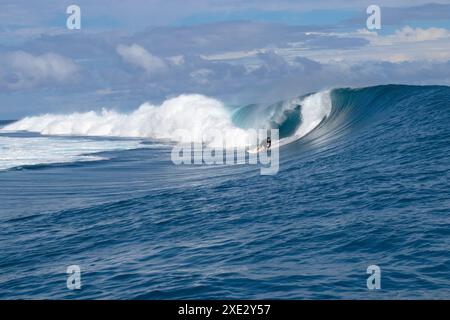 Teahupoo, Tahiti, Polinesia francese - 7 giugno 2024 - un surfista che tocca un'onda mostruosa. Teahupoo è la sede dell'evento olimpico di surf 2024. Foto Stock