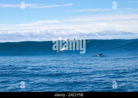 Teahupoo, Tahiti, Polinesia francese - 7 giugno 2024 - surfisti pronti per un'onda mostruosa. Teahupoo è la sede dell'evento olimpico di surf 2024. Foto Stock