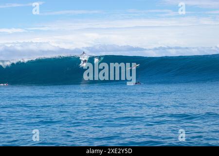 Teahupoo, Tahiti, Polinesia francese - 7 giugno 2024 - surfisti che affrontano un'onda mostruosa. Teahupoo è la sede dell'evento olimpico di surf 2024. Foto Stock