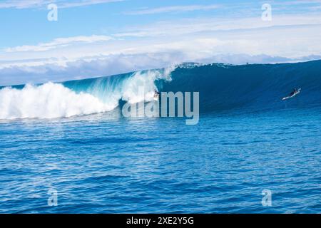 Teahupoo, Tahiti, Polinesia francese - 7 giugno 2024 - surfisti che affrontano un'onda mostruosa. Teahupoo è la sede dell'evento olimpico di surf 2024. Foto Stock