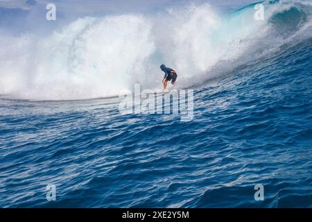 Teahupoo, Tahiti, Polinesia francese - 7 giugno 2024 un surfista che affronta l'onda mostruosa. Teahupoo è la sede dell'evento olimpico di surf 2024. Foto Stock