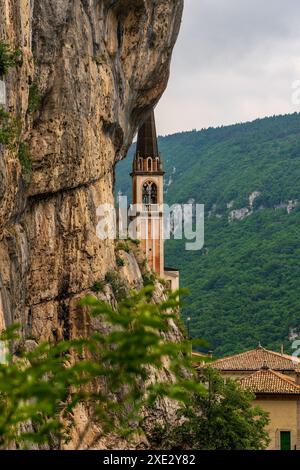 La chiesa rupestre della Madonna della Corona sul Lago di Garda in Italia. Foto Stock