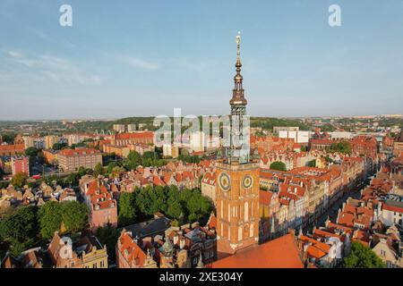 Cattedrale di Santa Maria splendida architettura panoramica della città vecchia di Danzica, Polonia all'alba. Vista aerea drone pov. Orizzontale Foto Stock