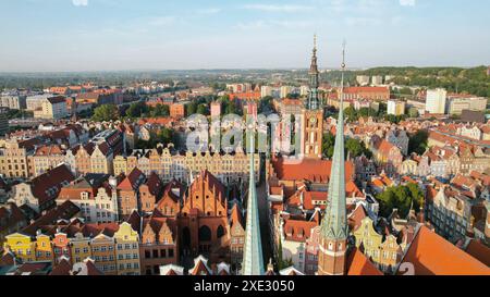 Cattedrale di Santa Maria splendida architettura panoramica della città vecchia di Danzica, Polonia all'alba. Vista aerea drone pov. Orizzontale Foto Stock