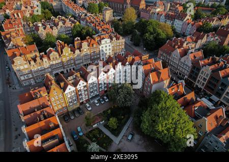 Splendida architettura panoramica della città vecchia di Danzica, Polonia all'alba. Vista aerea drone pov. Paesaggio urbano città da Foto Stock