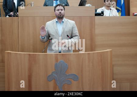 Bruxelles, Belgio. 25 giugno 2024. La cerimonia di giuramento durante una sessione plenaria del parlamento di Bruxelles a Bruxelles, martedì 25 giugno 2024. BELGA FOTO HATIM KAGHAT credito: Belga News Agency/Alamy Live News Foto Stock