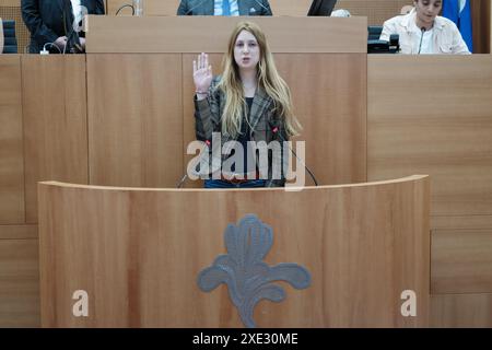 Bruxelles, Belgio. 25 giugno 2024. La cerimonia di giuramento durante una sessione plenaria del parlamento di Bruxelles a Bruxelles, martedì 25 giugno 2024. BELGA FOTO HATIM KAGHAT credito: Belga News Agency/Alamy Live News Foto Stock