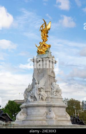 Londra, Regno Unito - 10 maggio 2023: Il Victoria Memorial. Un monumento alla Regina Vittoria, situato alla fine del Mall di Londra. REGNO UNITO. Foto Stock