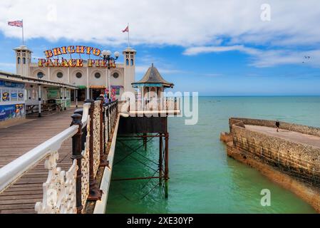 Brighton and Hove, Inghilterra, Regno Unito - 23 giugno 2024: "A Captivating View of Brighton's Historic Palace Pier Entrance sullo sfondo di Serenissima Blue se Foto Stock