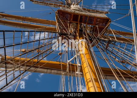 Alberi e sartiame di legno per barche a vela Foto Stock