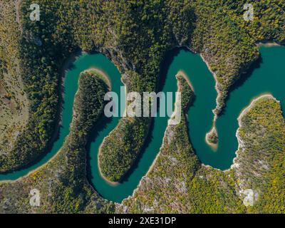 Vista dall'alto sui meandri del fiume roccioso Foto Stock