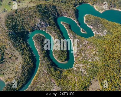 Vista dall'alto sui meandri del fiume roccioso Foto Stock