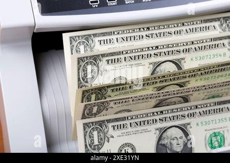 Dollari americani in una macchina di conteggio Foto Stock
