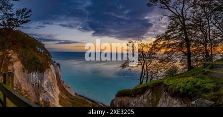 All'alba sulle splendide scogliere bianche di gesso dell'isola di MÃ¸. Alba sull'incantevole isola di MÃ¸ Foto Stock