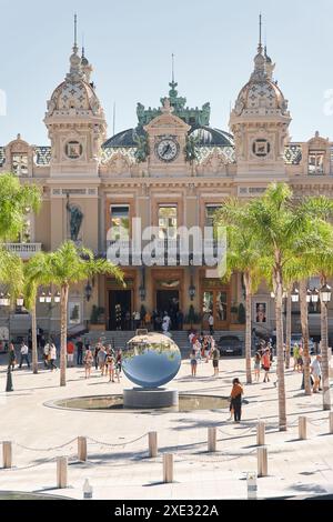 Monaco, Monte Carlo, 21 ottobre 2022: Piazza Casinò Monte Carlo nella giornata di sole, vita ricca, i turisti scattano foto del landmar Foto Stock