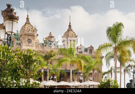 Monaco, Monte Carlo, 21 ottobre 2022: Facciata del Casinò di Monte Carlo in giornata di sole, vita ricca, famoso monumento, pini, blu Foto Stock