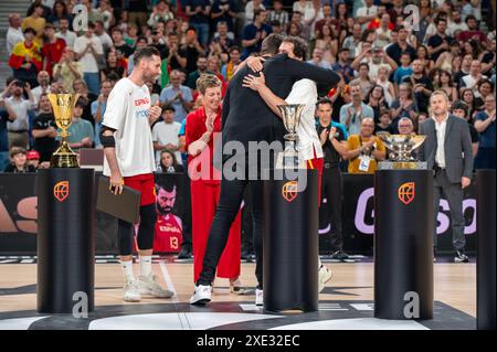 Madrid, Madrid, Spagna. 25 giugno 2024. Omaggio della Federazione spagnola di pallacanestro al giocatore MARC GASOL e RUDY FERNANDEZ, SERGIO LLULL e al presidente della FEB, ELISA AGUILAR, consegnano un ricordo al giocatore. (Immagine di credito: © Oscar Manuel Sanchez/ZUMA Press Wire) SOLO PER USO EDITORIALE! Non per USO commerciale! Foto Stock