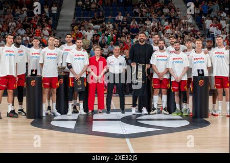 Madrid, Madrid, Spagna. 25 giugno 2024. Omaggio della Federazione spagnola di pallacanestro al giocatore MARC GASOL e RUDY FERNANDEZ, SERGIO LLULL e al presidente della FEB, ELISA AGUILAR, consegnano un ricordo al giocatore. (Immagine di credito: © Oscar Manuel Sanchez/ZUMA Press Wire) SOLO PER USO EDITORIALE! Non per USO commerciale! Foto Stock