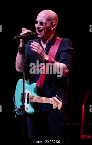 Teatro Albeniz, Madrid, Spagna. 25 giugno 2024. Universal Music Festival 2024. Concerto della band inglese Immaculate Fools. Kevin Weatherill, voce, chitarra. Crediti: EnriquePSans/Alamy Live News Foto Stock