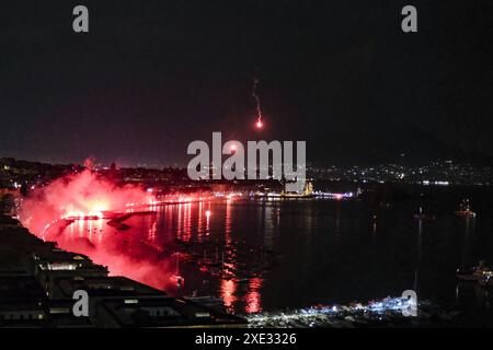 Napoli, Italia. 25 giugno 2024. A 10 anni dalla morte di Ciro Esposito, la fiaccola per ricordare il tifoso Azzurri sul lungomare di Napoli il 25 giugno 2014, il giovane tifoso Napoli è morto in ospedale a Roma dopo 53 giorni di agonia credito: Live Media Publishing Group/Alamy Live News Foto Stock