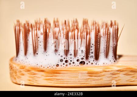 Spazzolino da denti con schiuma dentifricio in primo piano. Foto Stock