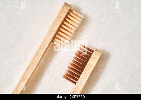 Spazzolino da denti su un panno bianco di spugna. Foto Stock