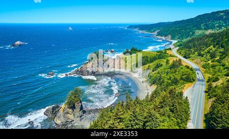 Vista aerea della Pacific Coast Highway e delle scogliere robuste Foto Stock