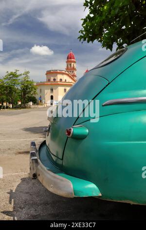 436 lato posteriore di una berlina Ford Super Deluxe 4 porte verde 1947 e lato ovest della Basilica del Cobre-Santuario Nazionale di nostra Signora Carità. Santiago-Cuba. Foto Stock