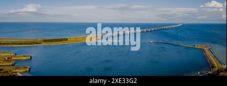 Vista dalla costa dell'isola di Fyn, dove il ponte StorebÃ¦lt si estende attraverso l'orizzonte, marinaio Foto Stock