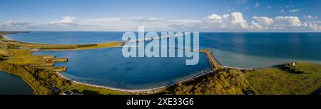 Vista panoramica dalla costa della Danimarca con il ponte StorebÃ¦lt che si estende all'orizzonte, conn Foto Stock