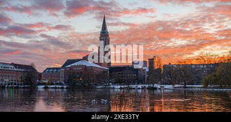 Vista panoramica dello skyline di Kiel con il mercatino di Natale, il teatro dell'opera di Kiel, il municipio di Kleiner Kie Foto Stock