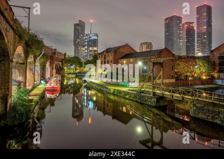 L'area di Castlefield a Manchester, Regno Unito, di notte Foto Stock