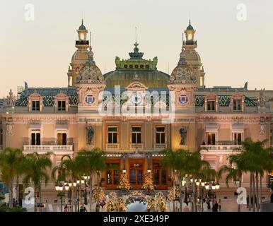 Monaco, Monte Carlo, 21 ottobre 2022: Piazza Casino Monte Carlo nella giornata di sole, un sacco di auto di lusso, Hotel de Paris, Wealth Life, Foto Stock