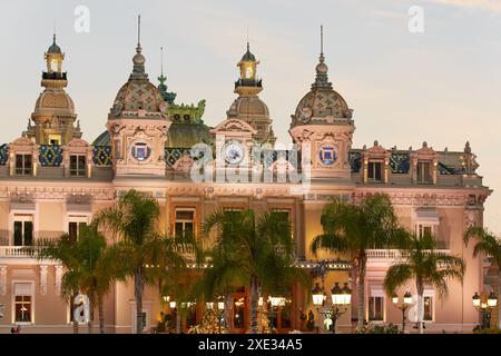 Monaco, Monte Carlo, 21 ottobre 2022: Piazza Casino Monte Carlo nella giornata di sole, un sacco di auto di lusso, Hotel de Paris, Wealth Life, Foto Stock