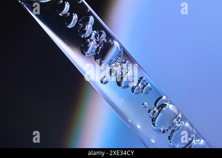 Pipettare con siero in atmosfera spaziale. Foto Stock