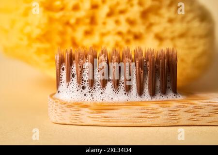 Spazzolino da denti con schiuma dentifricio in primo piano. Foto Stock