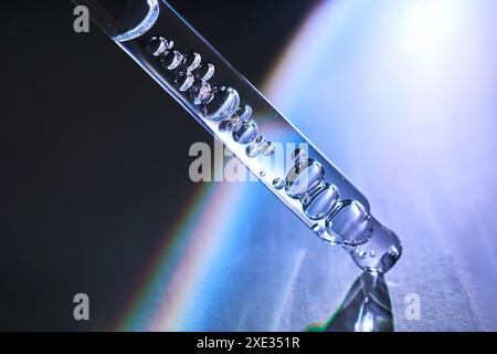 Pipettare con siero in atmosfera spaziale. Foto Stock