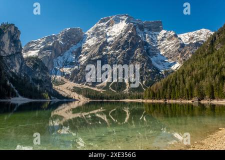 Lago di Braies nelle Alpi dolomitiche Foto Stock