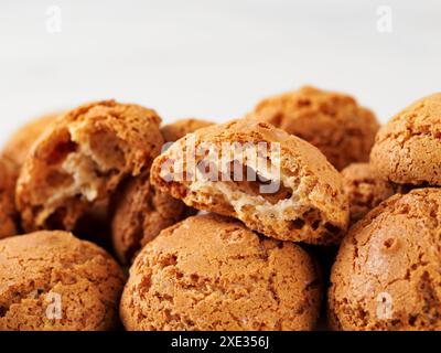 Pila di amaretti di biscotti su marmo bianco Foto Stock