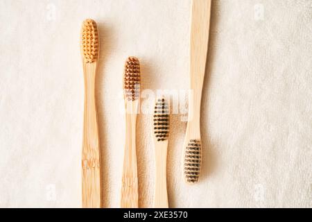 Spazzolino da denti su un panno bianco di spugna. Foto Stock