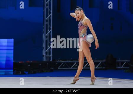 Milano, Italia. 23 giugno 2024. Sofia Raffaeli (ITA) vista durante le finali di Coppa del mondo DI ginnastica ritmica FIG 2024 all'Unipol Forum. (Foto di Fabrizio Carabelli/SOPA Images/Sipa USA) credito: SIPA USA/Alamy Live News Foto Stock